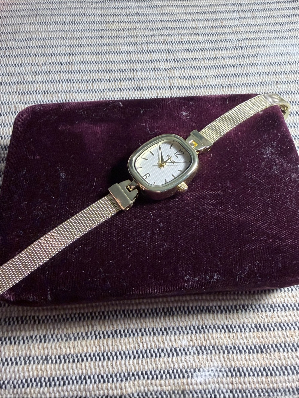 Folio Women's 22mm Oval Mesh Bracelet Watch
